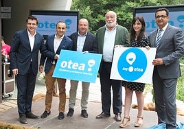 José Luis Álvarez Almeida, Fernando Corral y Javier Martínez en 2015, en la presentación de Otea, acompañados por Ricardo Álvarez, Ana Braña y Julio González Zapico.