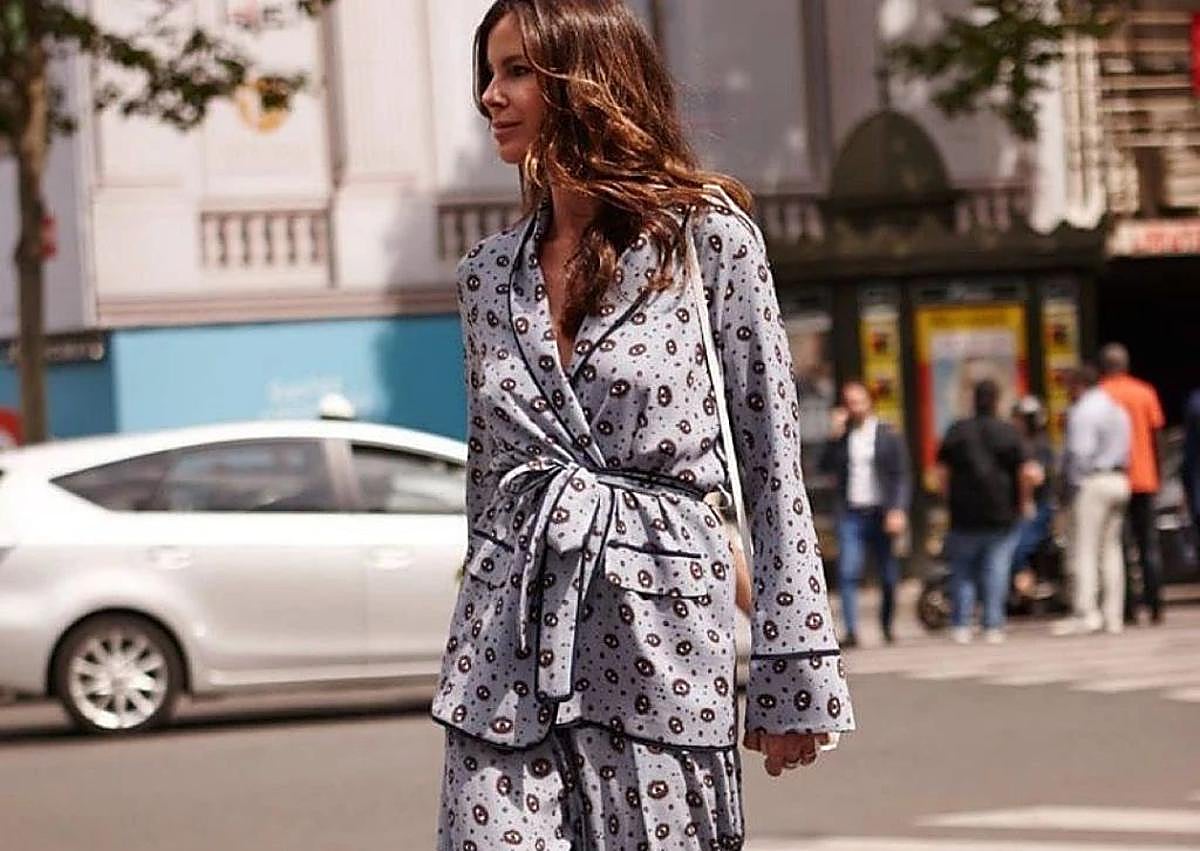 Imagen secundaria 1 - La directora de la Guardia Civil desata la polémica por vestir lo que parece un pijama en un acto solemne