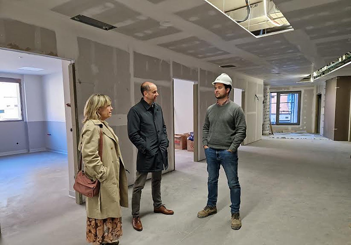 Lidia Clara Rodríguez, Pablo García hablando con el responsables de las obras