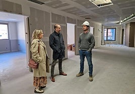 Lidia Clara Rodríguez, Pablo García hablando con el responsables de las obras