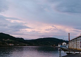 La ría de Villaviciosa, a la altura de la bodega del Grupo El Gaitero.