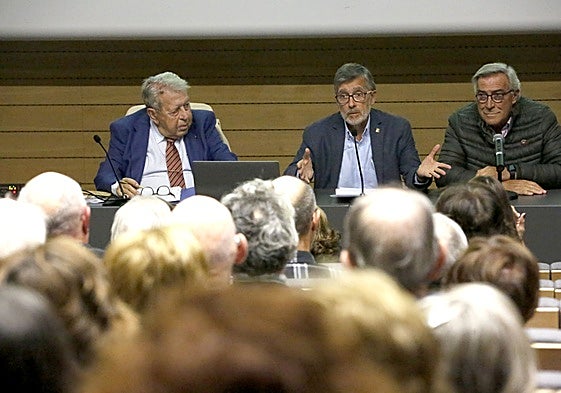 Chechu Fernández, Hilario Mañanes y Álvaro Muñiz, en la presentación de la reedición del libro del primero, 'Gijón: 20 siglos de coña marinera', en la Escuela de Comercio.