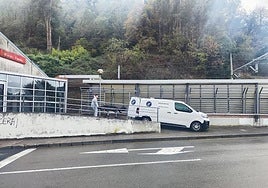 La funeraria llevándose el cuerpo de la persona fallecida en la estación de Renfe-Puente Mieres