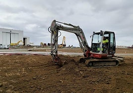 Trabajos de adecuación del futuro paseo de Naval Azul con El Tallerón al fondo.