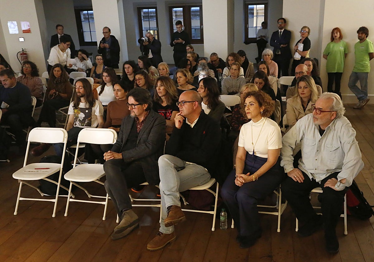 Imagen principal - Asistentes a las jornadas sobre el suicidio organizadas por Abrazos Verdes.