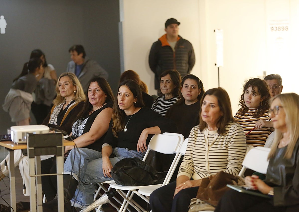Imagen secundaria 1 - Asistentes a las jornadas sobre el suicidio organizadas por Abrazos Verdes.
