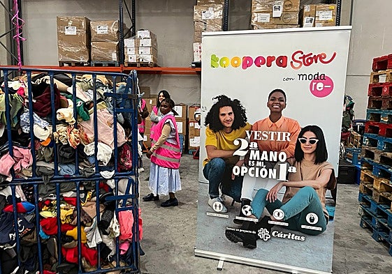 Jaulas llenas de residuos textiles listos para ser tratados en el centro sierense.