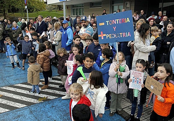 La concentración de las familias ante el centro de salud de Ventanielles.