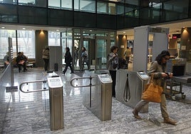 Tornos de acceso a la Consejería de Hacienda.