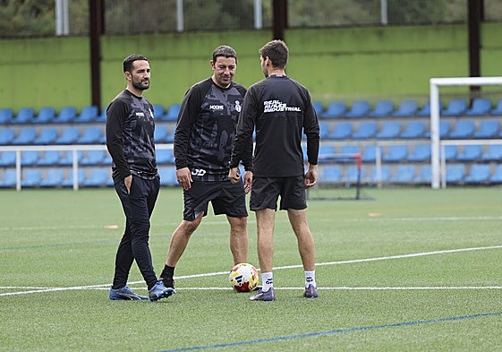 Vidal, en La Toba el miércoles junto a su ayudante Deus y al preparador físico Hugo Laviana.