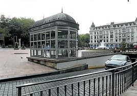 Un coche sale del aparcamiento subterráneo de La Escandalera, pendiente de una gran remodelación.