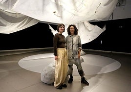 Denisa Pubalová y Lea Luka Sikau posan bajo las membranas de silicona y junto a las esculturas.