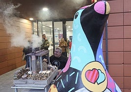 La foca decorada por el artista Martín Fores fue la protagonista de la Noche Negra de Avilés.