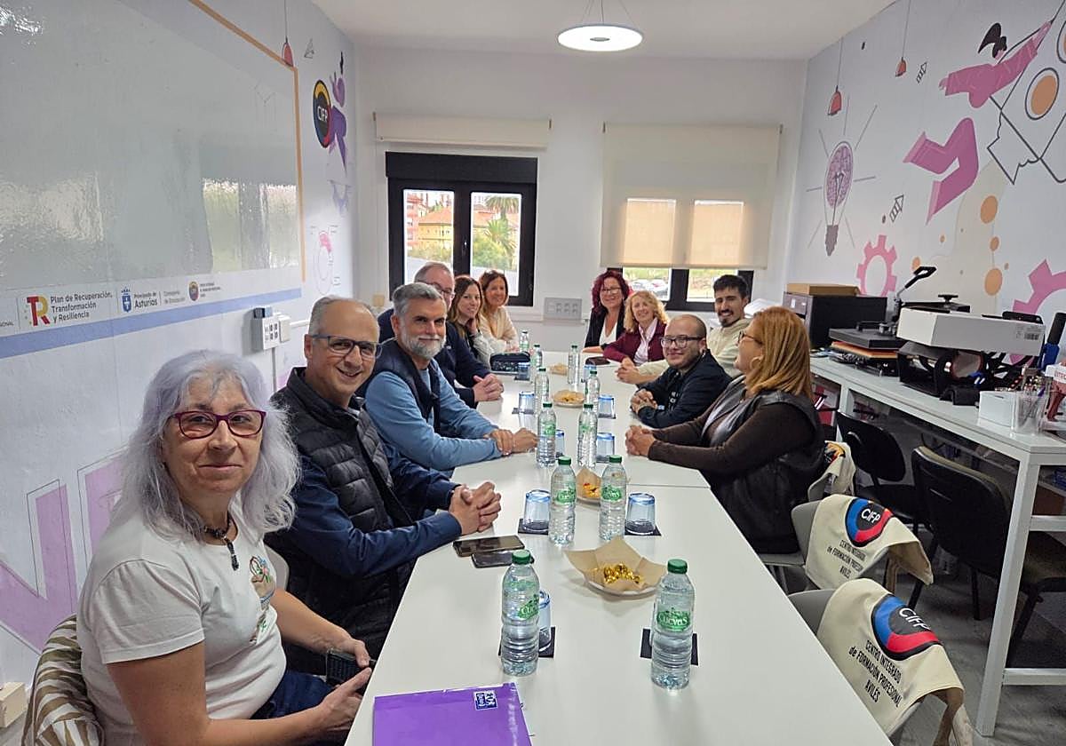 Primera reunión, de toma de contacto, en el CIFP Avilés a propósito del proyecto de FP Intercultural.