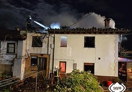 Un bombero trabaja en la extinción del incendio en Piloña.