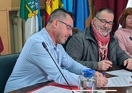 El alcalde Roberto García (IU) sonríe ante el portavoz socialista Javier Castro, que firma los presupuestos en el mes de enero