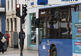 El nuevo semáforo exclusivo para autobuses con una franja blanca sobre fondo negro que se ha instalado en la avenida de Los Telares de Avilés.