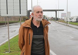 Manuel Cañete, en la entrada de acceso al puerto de El Musel.