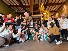 La hostelera Marta Tascón, con un ramo de rosas, se llevó una fiesta sorpresa por su 60 cumpleaños.