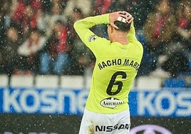 Nacho Martín se lamenta tras una de las ocasiones desperdiciadas por el Sporting en Mendizorroza.