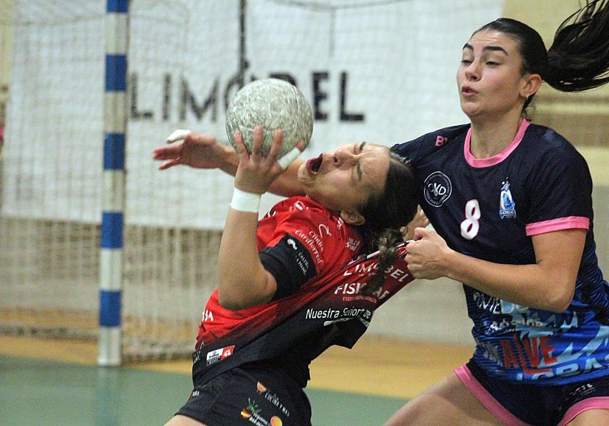 Paloma Calvo trata de impedir la acción de la local Antonia Sánchez agarrándola.