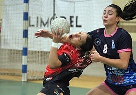 Paloma Calvo trata de impedir la acción de la local Antonia Sánchez agarrándola.