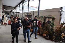 Las gaitas sonaron en la plaza de los Hermanos Orbón.