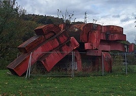 Estado actual de la escultura Marea Roja cedida y apoyada en el suelo.
