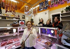 María Nones en la carnicería Las Cuatro Esquinas, detrás Paula San Martín, María Tomás y Laura Castaño.