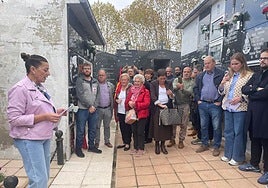 La edil de IU Teresa Álvarez recordando en el cementerio de Carbayín Alto el asesinato de 24 personas.