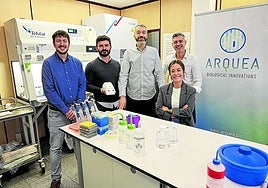 Isaac Tamargo, Marcos Riestra, Fernando García Osorio, Luis Polo y Claudia Fuente, en el laboratorio de
