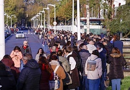 Colas para acceder al examen de la oposición sanitaria en el recinto ferial Luis Adrado de Gijón.
