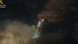 Momentos del rescate de dos espeleólogos en la Cueva del Agua, en Onís.