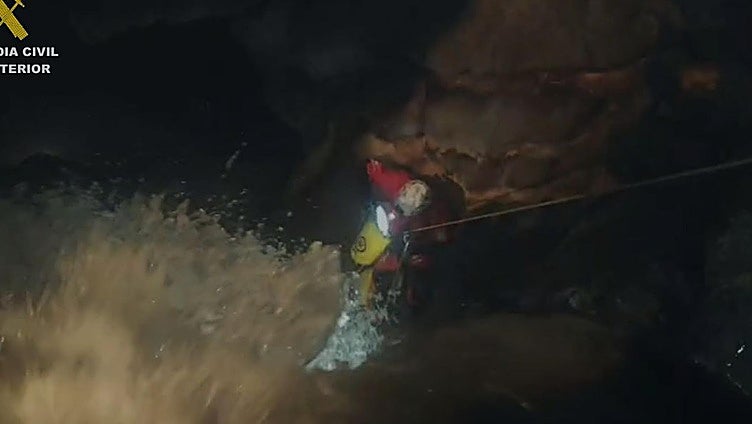 Momentos del rescate de dos espeleólogos en la Cueva del Agua, en Onís.