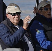 El rey emérito Juan Carlos junto a Pedro Campos en la lancha auxiliar de la regata, esta sábado en Sanxenxo.