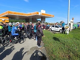 Cientos de ciclistas se congregaron en la gasolinera de Riberas.