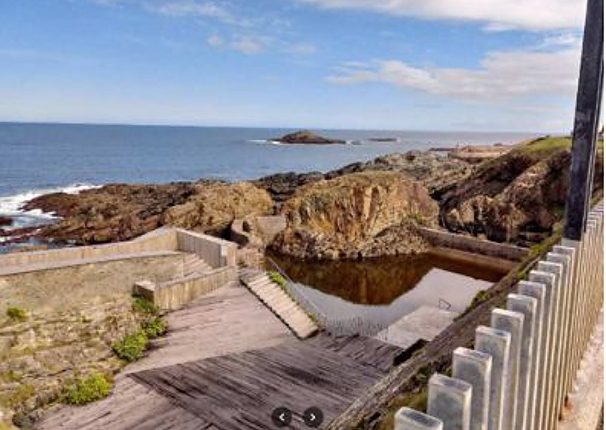 Imagen secundaria 1 - Diego Cabezudo, durante la exposición en Somió. Arriba, esbozo a vuelapluma de un acceso directo a la playa con rampas escalonadas a modo de solárium y diseño de Tapia de Casiego mencionado como posible modelo a seguir. 