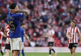 Javier López lamenta la derrota del Real Oviedo al término del partido de la jornada 12 de Liga disputado este domingo en el estadio de San Mamés.