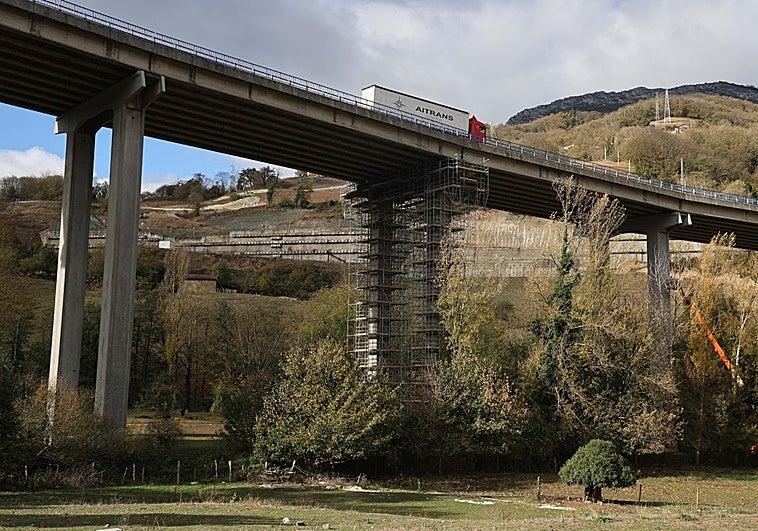El Huerna del peaje: más obras y un año de argayo