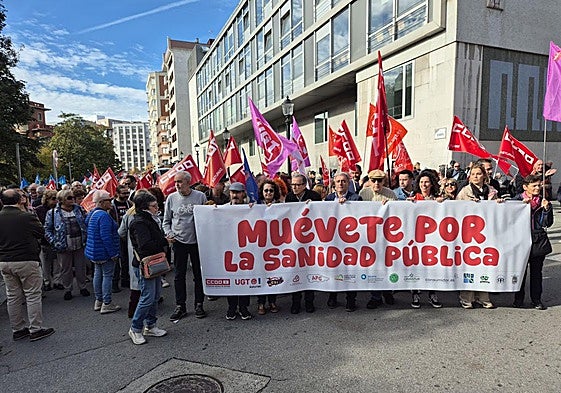 Un momento de la manifestación en defensa de la sanidad pública que recorrió el centro de Gijón.
