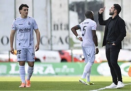 Gete sigue atentamente las instrucciones de Dani Vidal en la banda del estadio Príncipe Felipe.