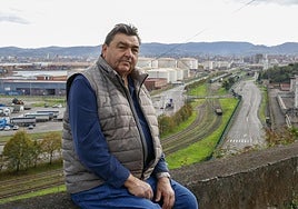 Sotero Rey posa para EL COMERCIO desde El Muselín con la vista de las instalaciones portuarias a su espalda