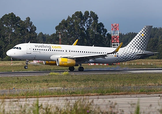 Un avión de Vueling, en el aeropuerto de Asturias.
