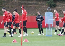 Borja Jiménez, en el centro de la imagen, durante el inicio del entrenamiento de este lunes.