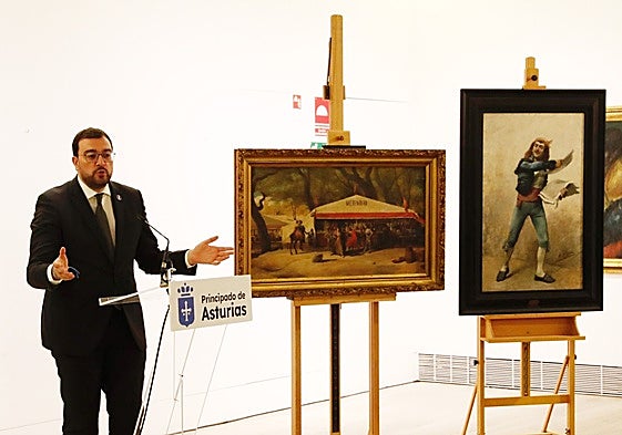 El presidente del Principado, Adrián Barbón, junto a los cuadros devueltos.