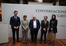 Jorge González-Palacios Ortea, Carmen Moriyón, Ángel de la Fuente, Ángel González y María Mitre, en el Museo Casa Natal de Jovellanos.