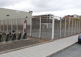 Pistas exteriores de tenis del Complejo Deportivo de La Calzada, sobre las que se construirá el nuevo polideportivo.