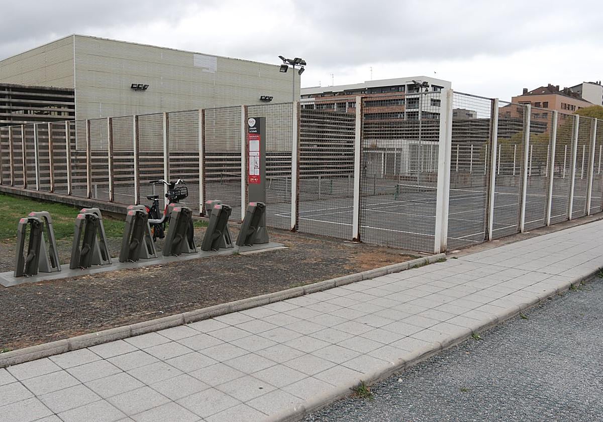 Pistas exteriores de tenis del Complejo Deportivo de La Calzada, sobre las que se construirá el nuevo polideportivo.