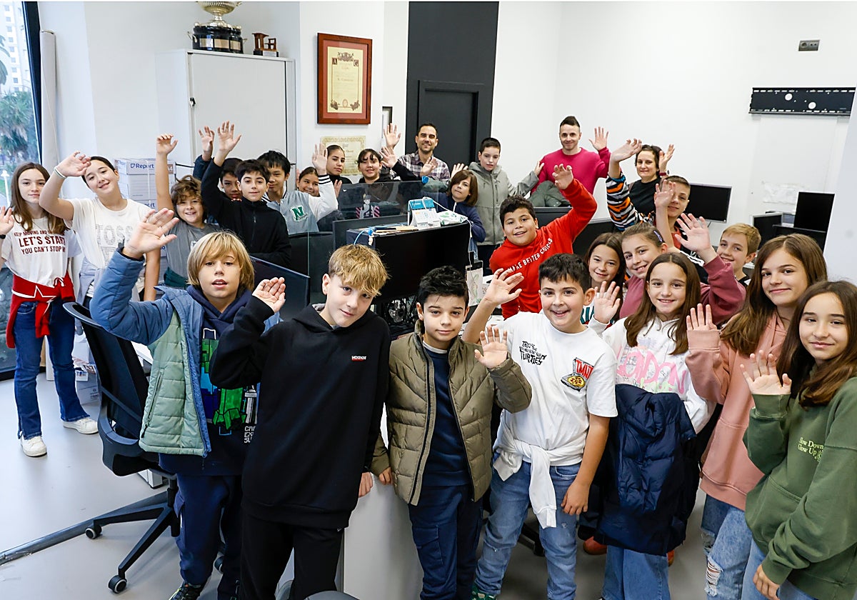 Alumnos de 6º B del colegio, durante su visita a EL COMERCIO.