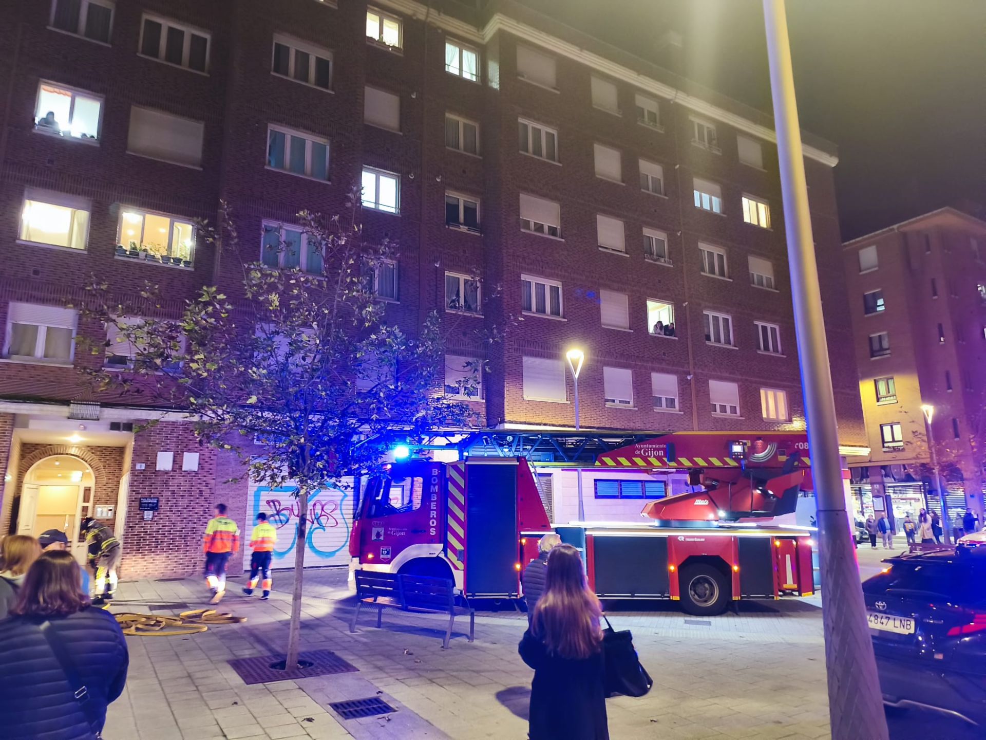 Los bomberos en la vivienda de la calle Pablo de Olavide, en El Llano.